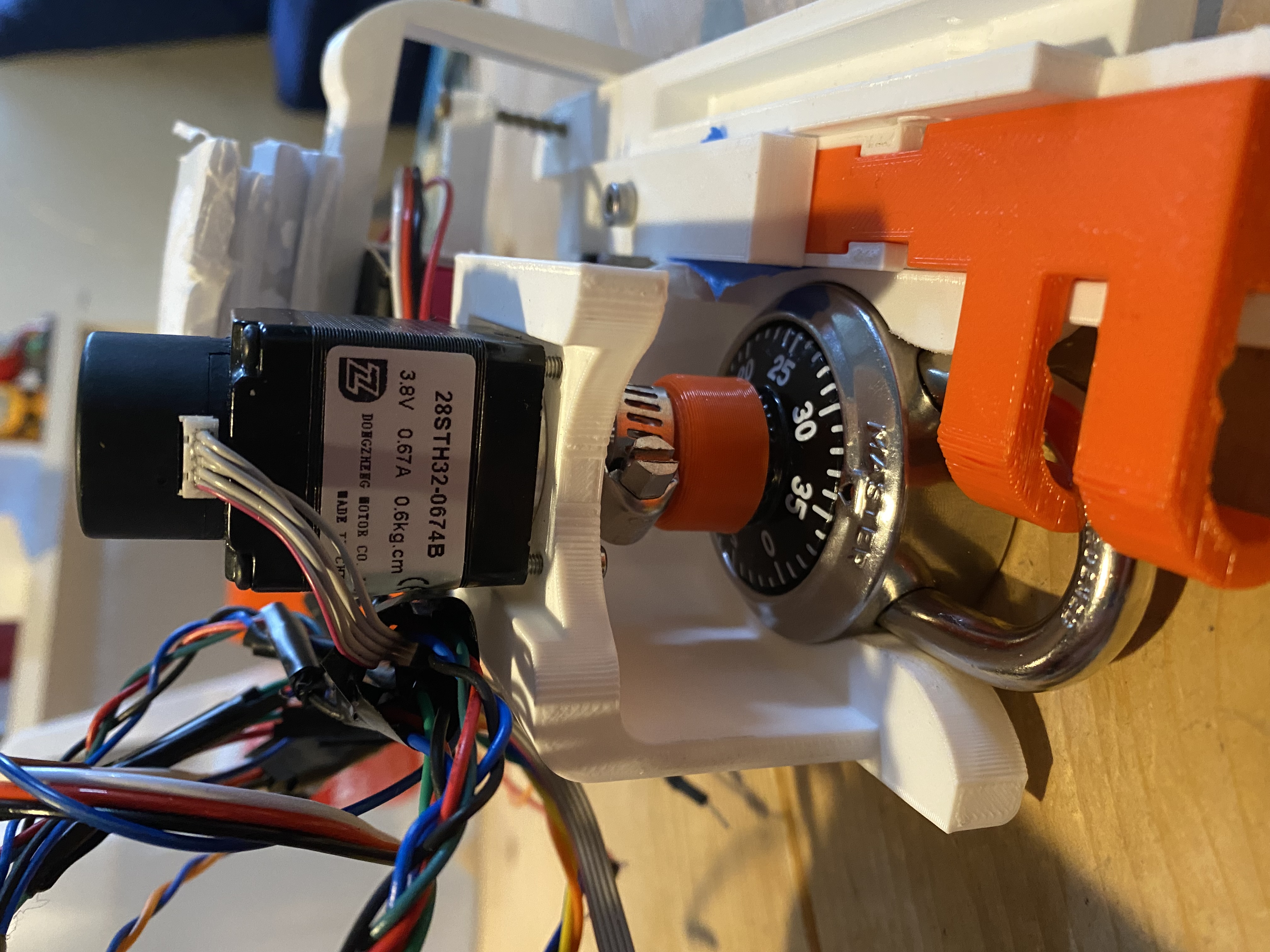 Interior mechanism of the combination lock solver